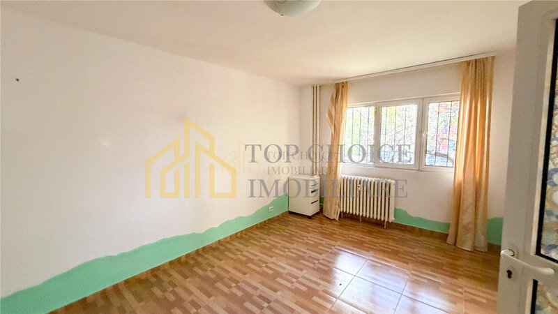 Doua camere decomandat, parter inalt, bloc 1979 anvelopat 2026, negociabil.