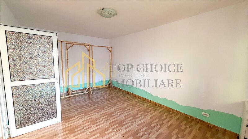 Doua camere decomandat, parter inalt, bloc 1979 anvelopat 2026, negociabil.